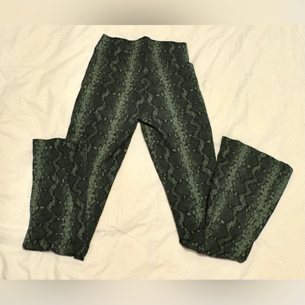 Ultra High Rise Hollister Green Snake Print Bell Bottom Flare Leggings Size  S - Picture 3 of 4